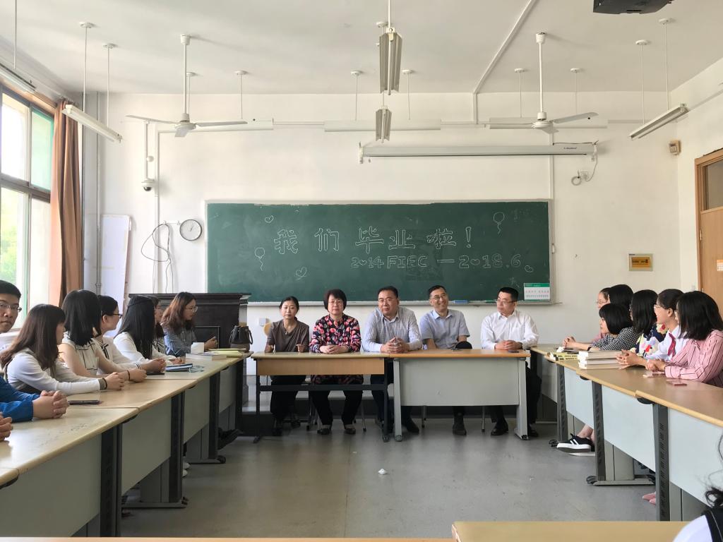 黄金娱乐城
召开2014级金创班级毕业座谈会.jpg