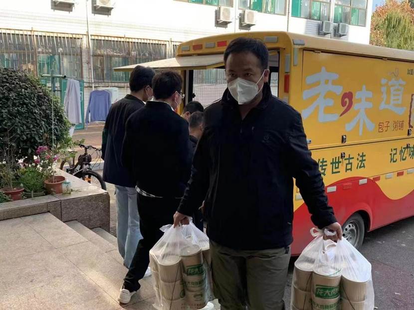 黄金娱乐城
教职工爱心志愿者奋战在防疫前沿